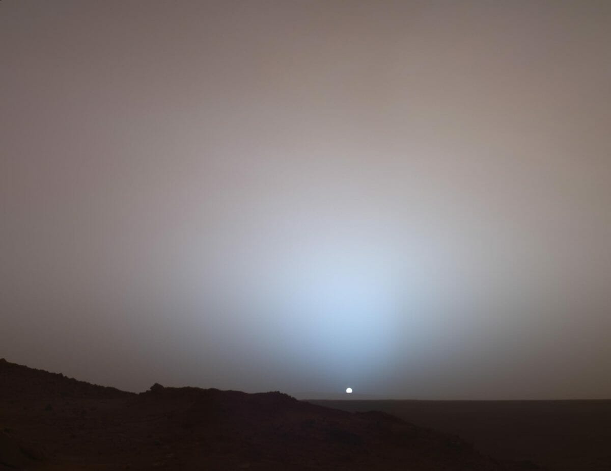 火星は昼の空が赤くて、夕焼けが青い￼